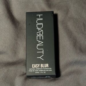 HUDA BEAUTY Easy Blur Foundation - Sleek Black